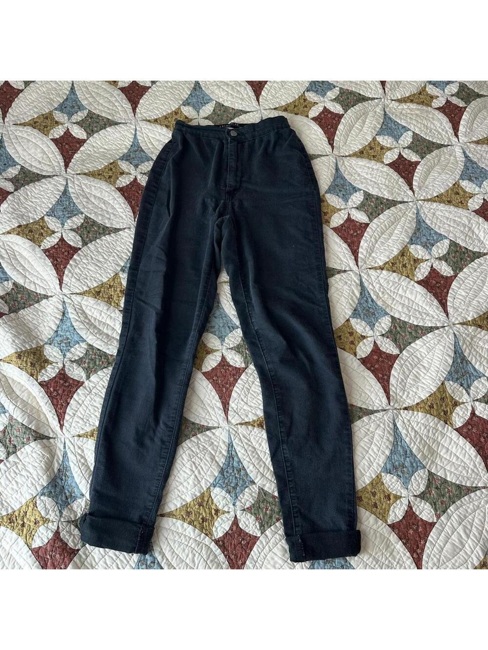 Black high-waisted straight-leg jeans with a 90s vibe Size 2 #highwaisted #denim